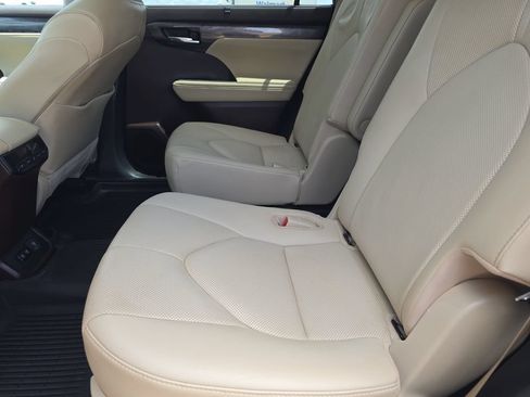 Used 2020 Toyota Highlander Limited w/ Protection Package #3 AWD/4WD image 15