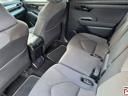 Used 2024 Toyota Highlander LE image 14