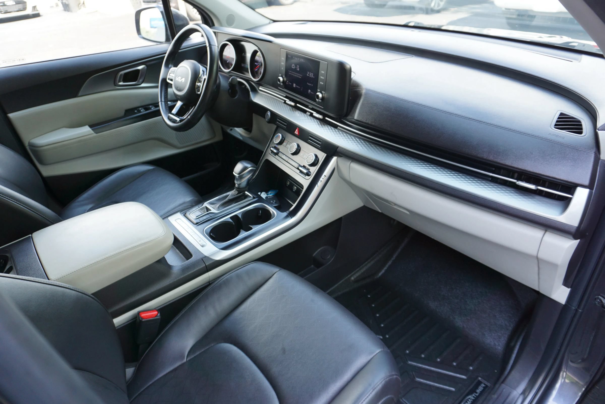 Used 2022 Kia Carnival LX FWD image 16
