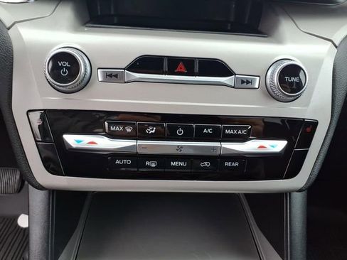 Used 2024 Ford Explorer XLT image 22