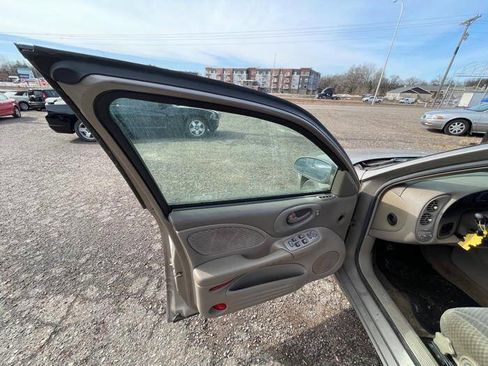 Used 2001 Pontiac Bonneville SE image 22