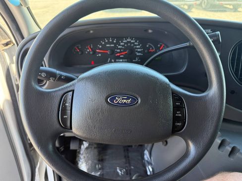 Used 2005 Ford E-350 and Econoline 350 Super Duty RWD image 39