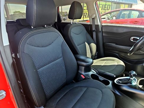 Used 2016 Kia Soul + image 9