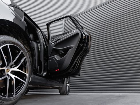 Certified 2025 Porsche Macan AWD/4WD image 33