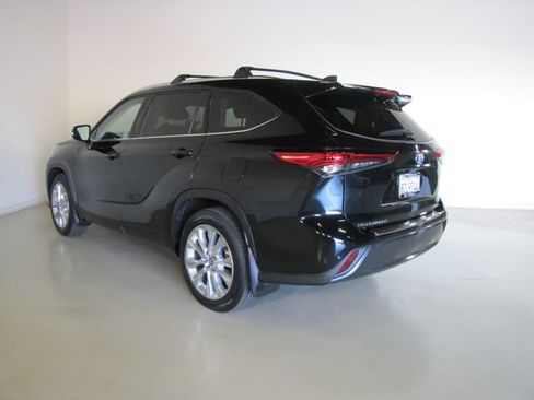 Used 2022 Toyota Highlander Limited FWD image 25