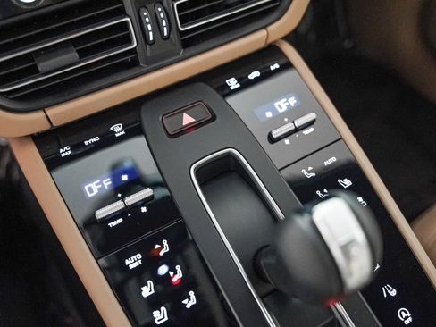 Certified 2025 Porsche Macan Turbo image 21