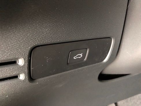 Used 2025 Volvo XC40 B5 Core w/ Protection Package Premier image 10