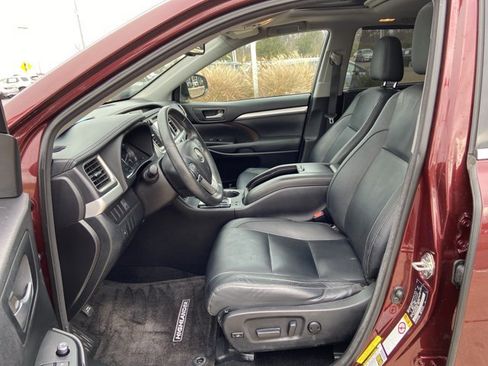 Used 2014 Toyota Highlander XLE image 32