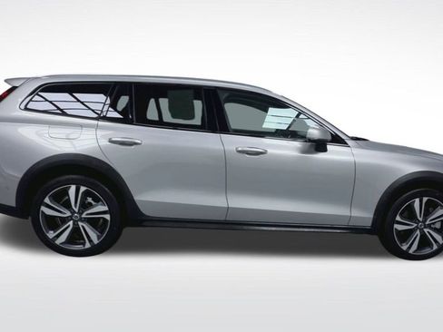 Used 2025 Volvo V60 B5 Cross Country Plus image 25