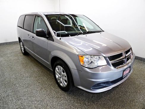 Used 2018 Dodge Grand Caravan SE w/ UConnect Hands-Free Group FWD image 3