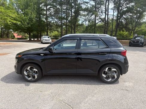 Used 2023 Hyundai Venue SEL FWD image 2