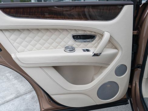 Used 2017 Bentley Bentayga image 29