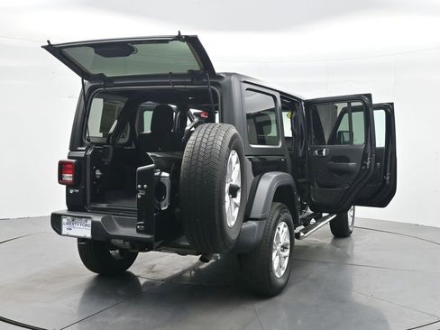 Used 2025 Jeep Wrangler Sahara image 24