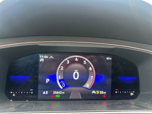 Used 2023 Volkswagen Tiguan SE w/ Panoramic Sunroof Package image 8