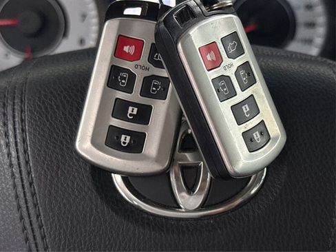 Used 2016 Toyota Sienna SE w/ SE Preferred Package FWD image 22