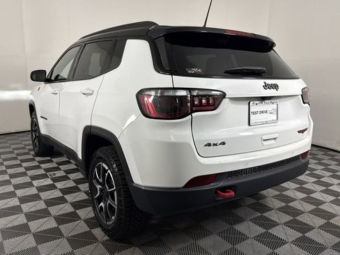 Used 2024 Jeep Compass Trailhawk image 4