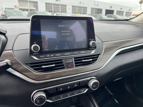 Used 2025 Nissan Altima 2.5 SV FWD image 17