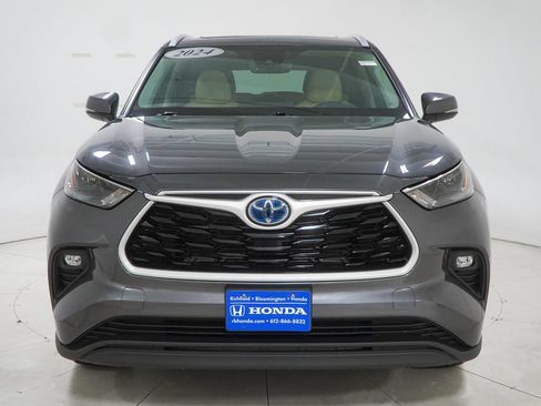 Used 2024 Toyota Highlander XLE AWD/4WD image 3