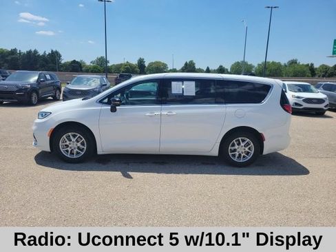 Used 2024 Chrysler Pacifica Touring FWD image 3
