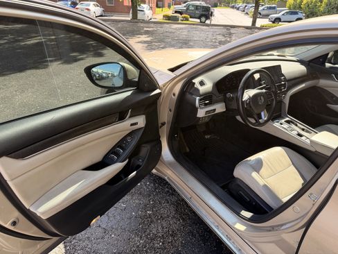 Used 2019 Honda Accord Touring image 11
