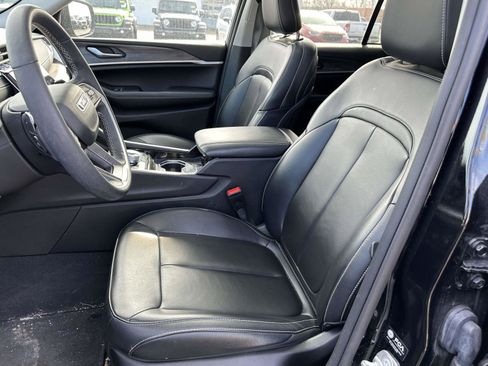 Used 2023 Jeep Grand Cherokee Limited w/ Black Appearance Package image 18