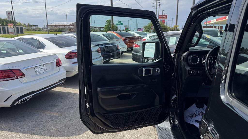 Used 2018 Jeep Wrangler Unlimited Sahara AWD/4WD image 14