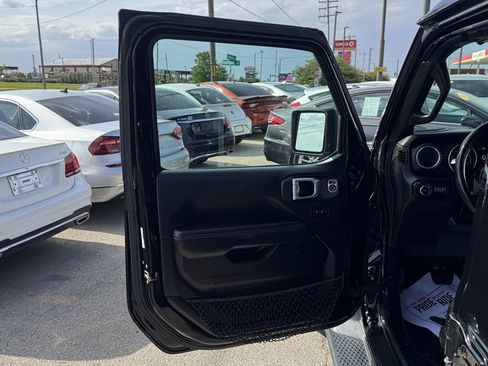 Used 2018 Jeep Wrangler Unlimited Sahara AWD/4WD image 14