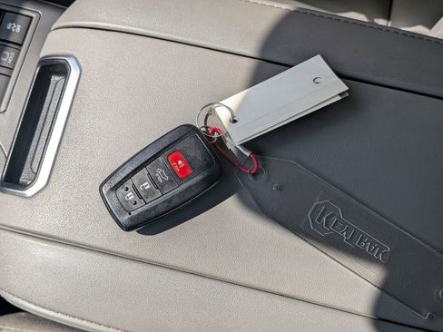 Used 2023 Toyota Highlander XLE AWD/4WD image 28