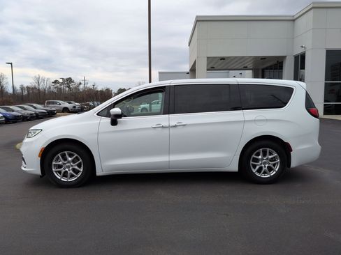 Used 2023 Chrysler Pacifica Touring-L image 8