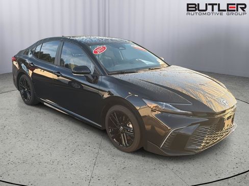 Used 2025 Toyota Camry SE w/ Multimedia Upgrade Package FWD image 8