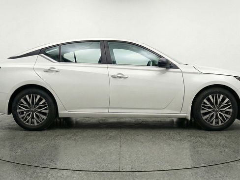 Used 2025 Nissan Altima 2.5 SV image 11