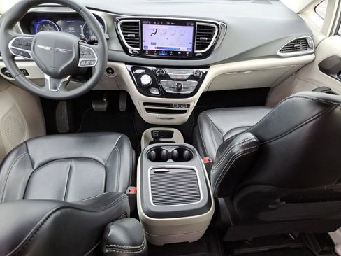 Used 2023 Chrysler Pacifica Touring-L FWD image 12