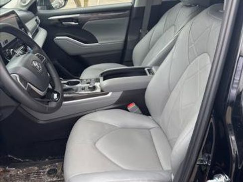 Certified 2025 Toyota Highlander Platinum image 1