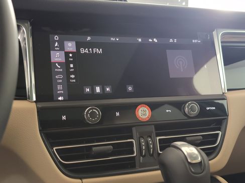 Certified 2025 Porsche Macan AWD/4WD image 24