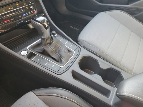 Used 2025 Volkswagen Jetta SE image 20