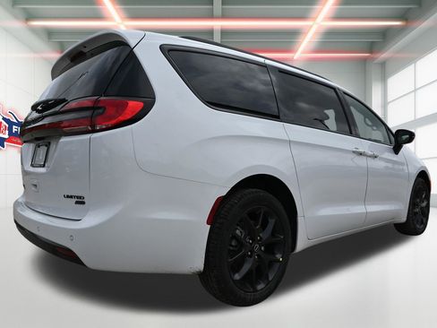 New 2026 Chrysler Pacifica Limited image 3