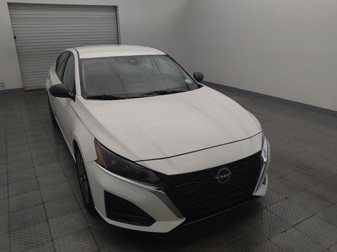 Used 2025 Nissan Altima 2.5 SV FWD image 14