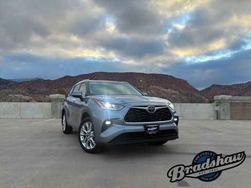 Used 2021 Toyota Highlander Limited image 2