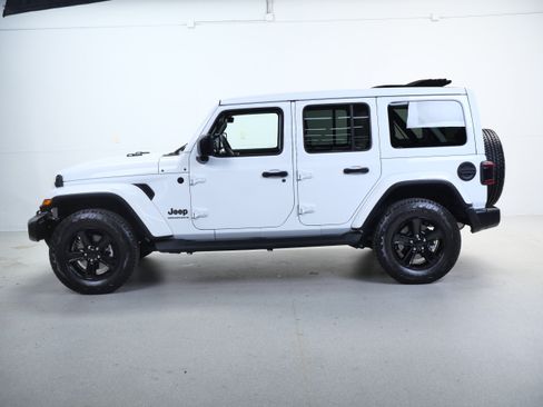 Used 2023 Jeep Wrangler Unlimited Sahara AWD/4WD image 9