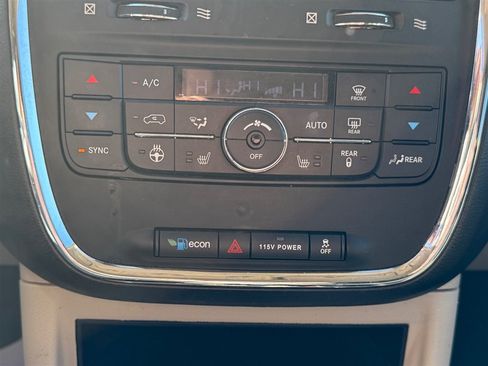 Used 2016 Chrysler Town & Country Limited image 16