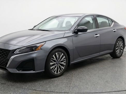 Used 2025 Nissan Altima 2.5 SV FWD image 3