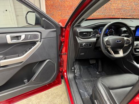 Used 2022 Ford Explorer XLT w/ Equipment Group 202A image 9