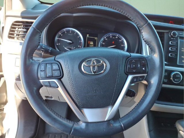 Used 2017 Toyota Highlander XLE AWD/4WD image 19