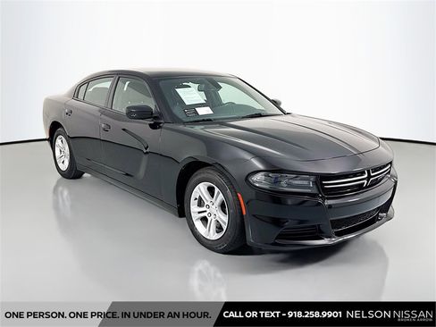Used 2017 Dodge Charger SE w/ Popular Equipment Group image 3