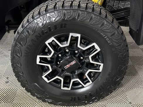 Used 2025 GMC Sierra 2500 AT4X AWD/4WD image 34