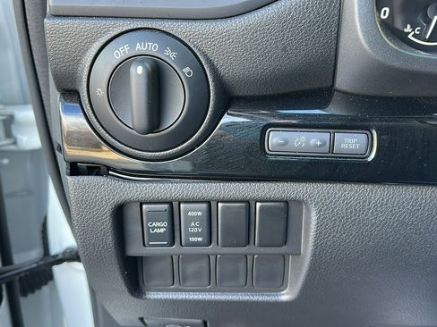 Certified 2024 Nissan Titan SV w/ SV Convenience Package image 16