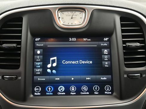 Used 2018 Chrysler 300 Limited w/ Safetytec Plus Group image 17