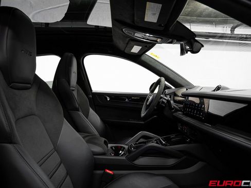 Used 2025 Porsche Cayenne GTS image 32
