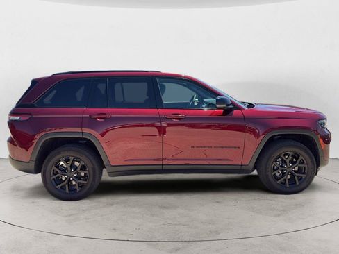 Used 2024 Jeep Grand Cherokee Altitude AWD/4WD image 5