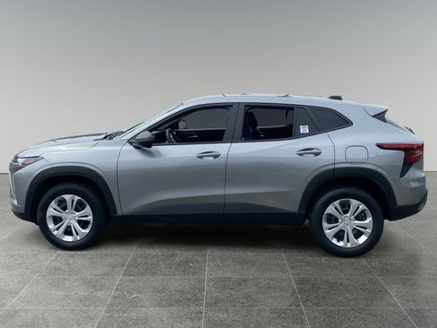 Used 2025 Chevrolet Trax LS FWD image 2